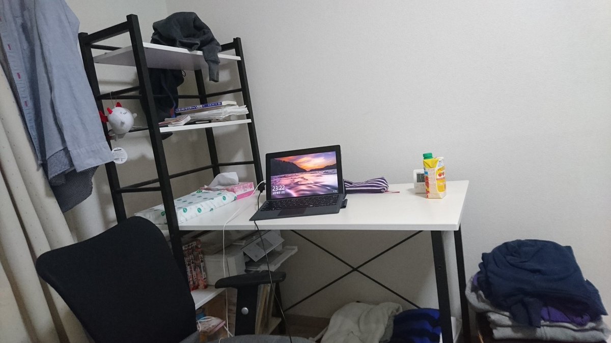 水 Auf Twitter 取り込んだ洗濯物置き場としていた机が古いデスクトップpcを片付けてすべて服を畳むことで奇跡の復活