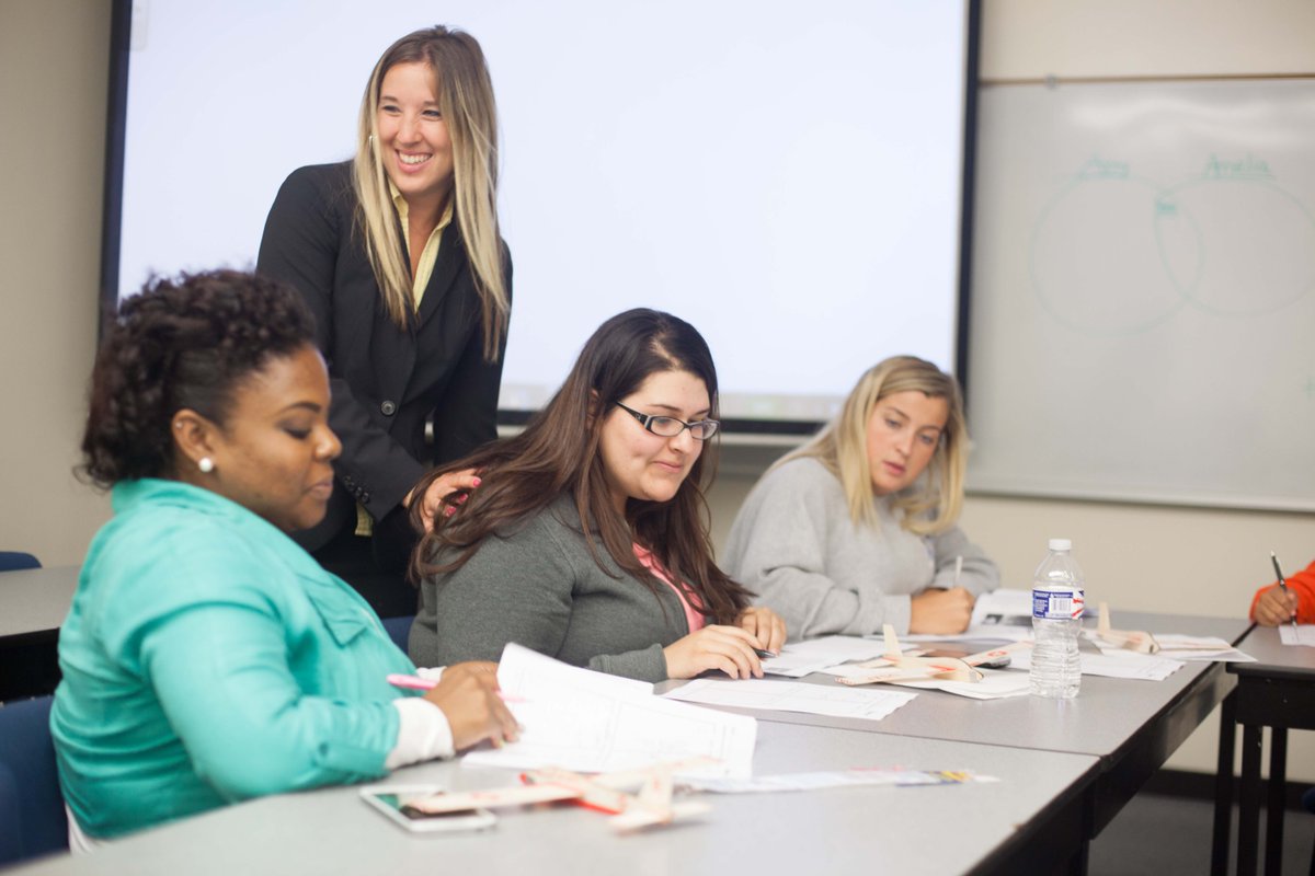 Teach_Golden's tweet photo. In 2014, @NorthernTrust invested in the pre-service teacher preparation we do for our Golden Apple Scholars in the Chatham, Englewood, and Washington Park neighborhoods! Thank you for your incredible four years of support! https://t.co/HdbC07YOyO