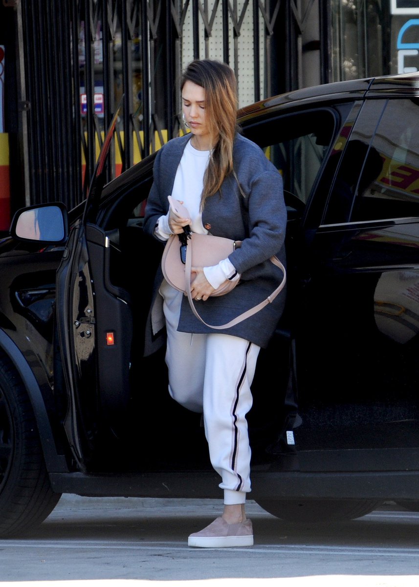 JAlbaFrance's tweet photo. #CANDID : @jessicaalba quittant une supérette à Los Angeles ce 04 Mars. https://t.co/ubFNI2nbJh https://t.co/mHANplUdvx