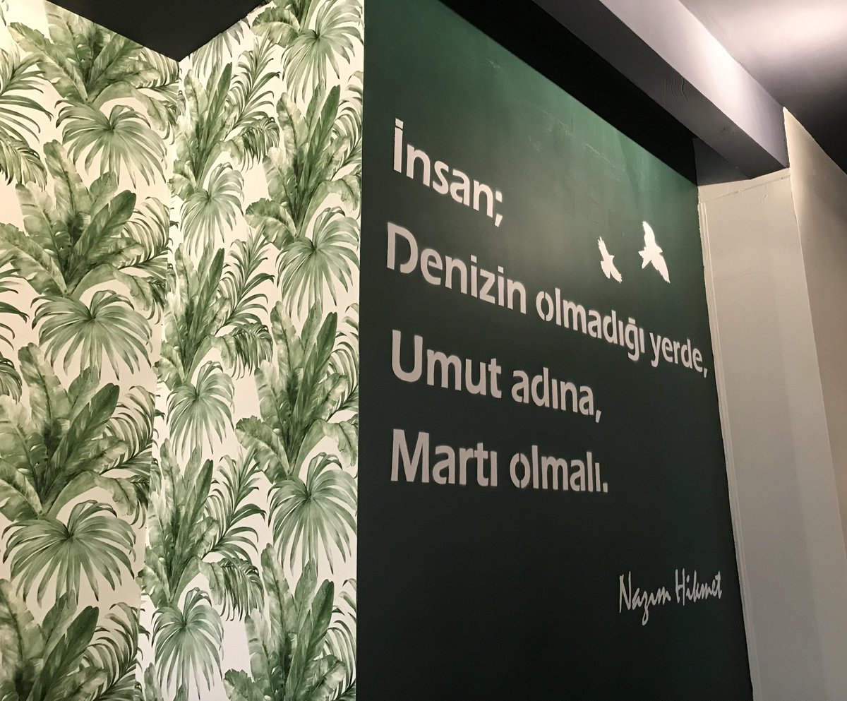 İnsan;
Denizin olmadığı yerde,
Umut adına,
Martı olmalı.
Nazım Hikmet 
#kapıankara