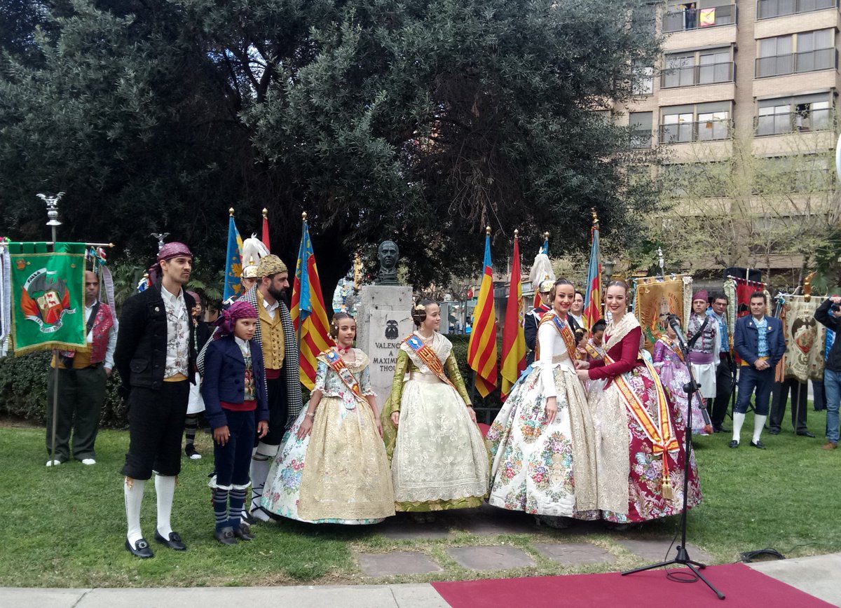 AntonianosVal's tweet photo. Hoy se celebra en nuestra querida calle de Sagunto el homenaje al poeta Maximiliano Thous que fue el quien puso letra a nuestro Himno de la Comunidad Valenciana. @JCF_Valencia @AjuntamentVLC @CompromisVLC @PPVLC #Fallas18 @perefuset @bernalsanchis https://t.co/W2OJ5GEpxB