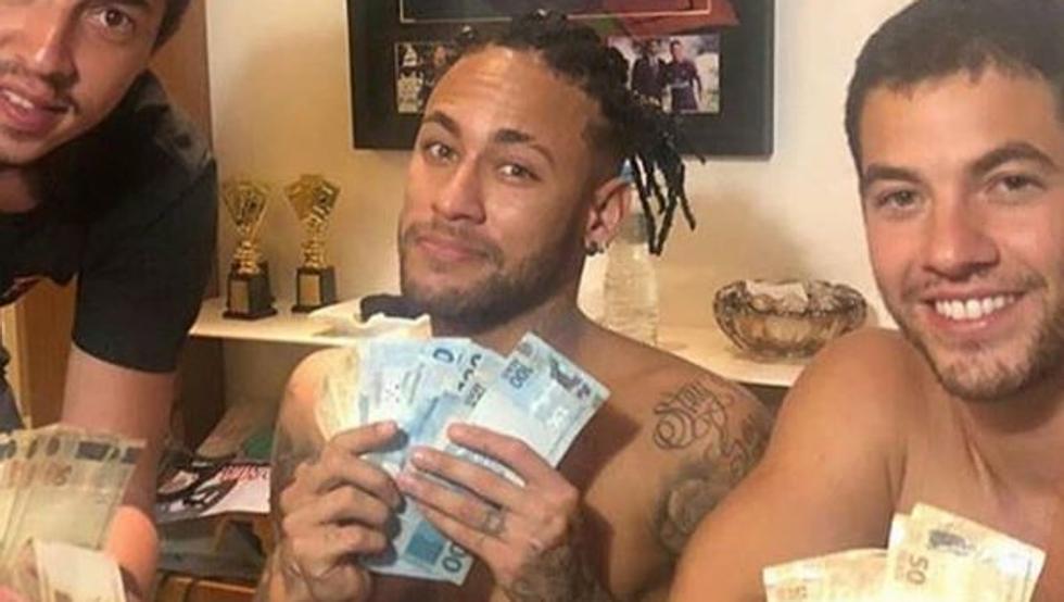 Neymar ya ha costado 111 millones de leuros - Página 6 DYkKb9FXUAE82Tp?format=jpg&name=medium