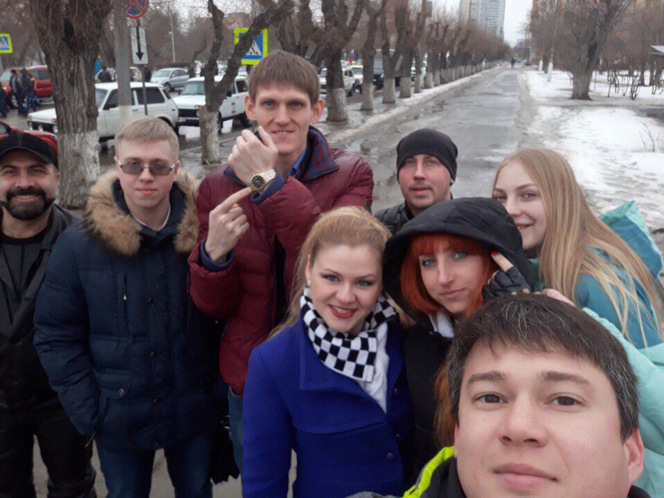 Barabanov2017's tweet photo. принял участие в флешмобе посвященному референдуму о переводе времени на +1 час. Данное мероприятие ��рошло на площади Павших Борцов, где машины и мотоциклы создали  фигуру часов.  Хочется выразить благодарность организаторам и участником за организацию уникального мероприятия https://t.co/aNGuN3CKqm