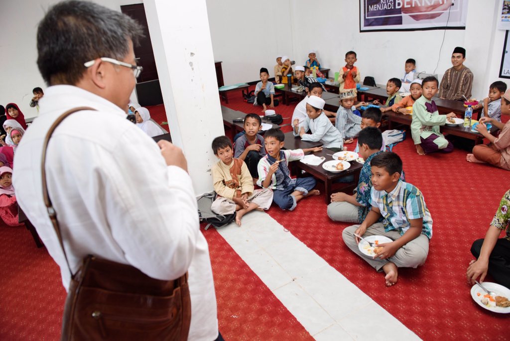 msi_sohibuliman's tweet photo. Bertemu dengan anak2 yg  menghafal Quran di Manokwari sore tadi... terasa menyemangati, menyejukan dan menguatkan harapan akan masa depan bangsa... https://t.co/Q4ZPp28FqS