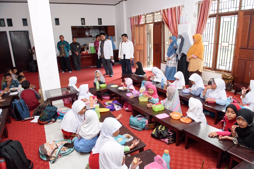 Bertemu dengan anak2 yg  menghafal Quran di Manokwari sore tadi... terasa menyemangati, menyejukan dan menguatkan harapan akan masa depan bangsa...