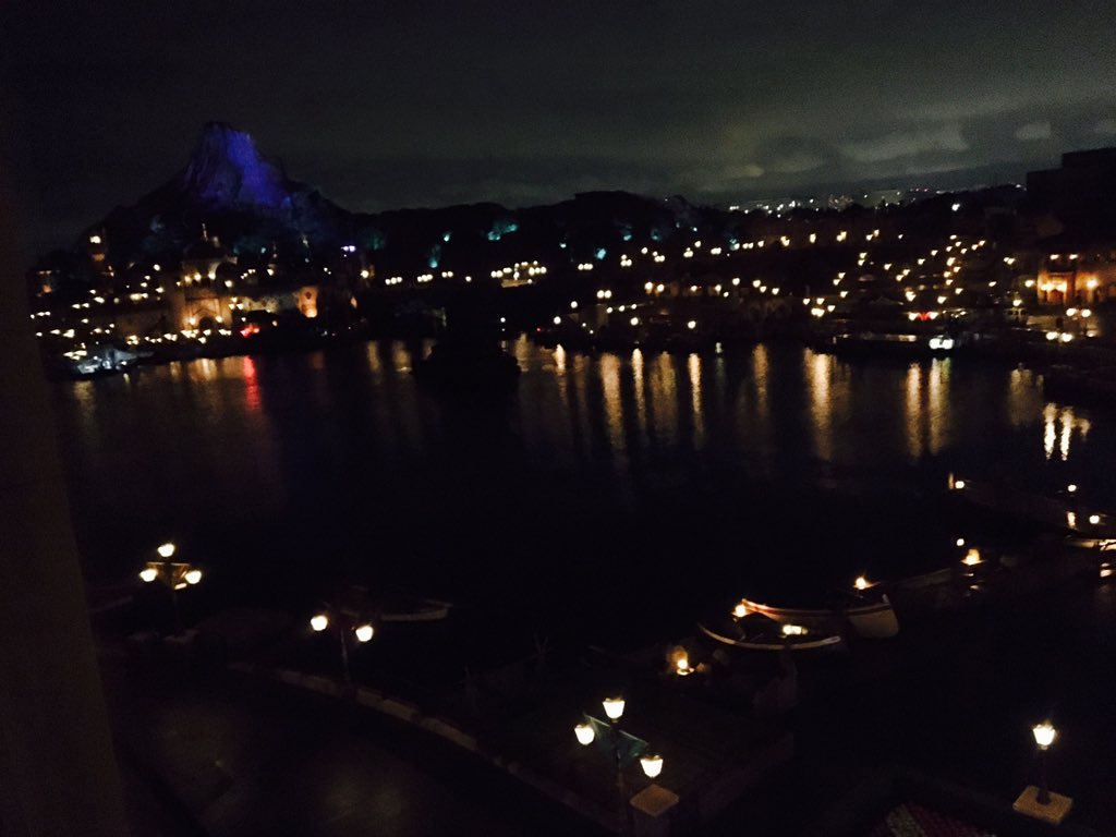 ラック 閉園後と開園前のディズニーシー キャストさんが何かのリハーサルをしてました ミラコスタ ポルト パラディーゾ サイド ピアッツァグランドビュー 4353号室 ラック 閉園後と開園前のディズニーシー キャストさんが何かのリハーサルをしてました ミラコスタ ポルト パラディーゾ サイド ピアッツァグランドビュー 4353号室