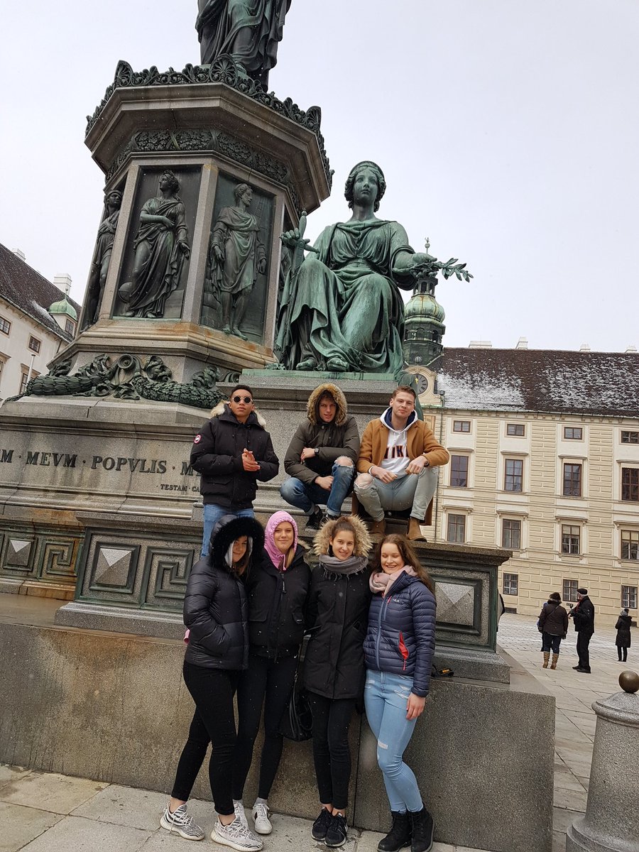 MillfieldLang's tweet image. Enjoying some sightseeing in  #Vienna Some pretty amazing architecture #LearnDeutsch @MillfieldSenior