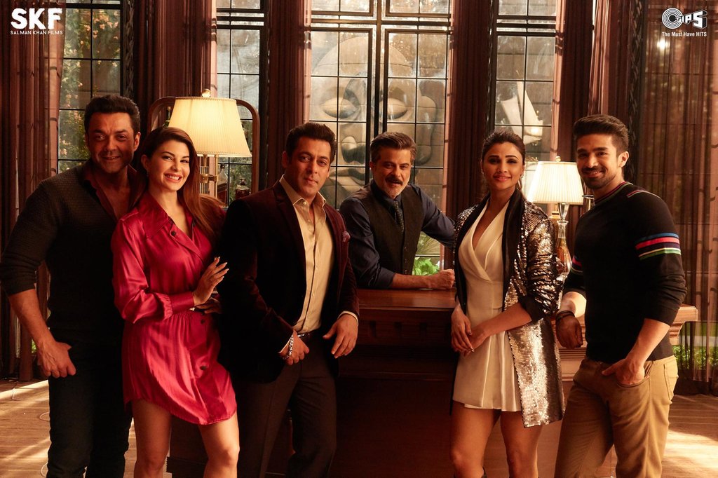 ★ SUITED Racer... #SalmanKhan with Maryam Eid Al Mheiri (in #AbuDhabi) and the team of #Race3 ! #AnilKapoor #JacquelineFernandez #BobbyDeol #SaqibSaleem tmblr.co/ZrXcGy2WBcZTx
#Race3ThisEid #DusKaDum #10KaDum