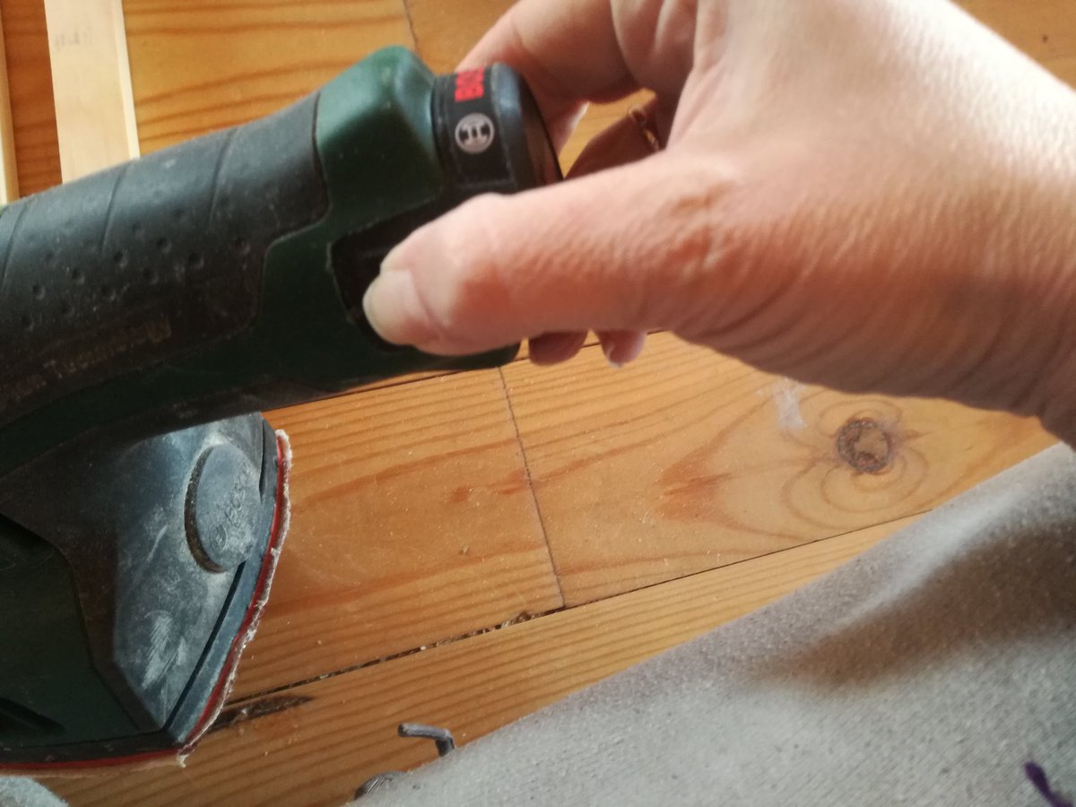 almulf's tweet photo. @DecoraConBosch ¿dònde està el truco para extraer la baterìa de vuestro modelo Easy Sander 12? Es una pena que sea màs complicado cargarla que utilizarla. No es nada pràctica desde luego para su uso en bricolaje, se antoja poco menos que imposible #RETOS #decoracion https://t.co/HKkT2evP0j
