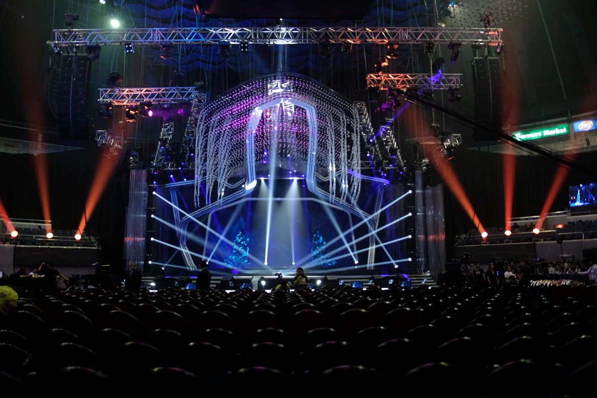 ABSCBNNewsLife's tweet photo. LOOK: The stage for tonight's #BbGrandCoronationNight2018.
#BbPilipinas2018 | via @RealBbPilipinas https://t.co/0KcLGWvvwO