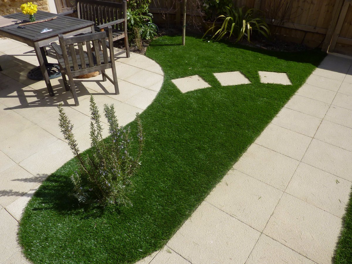 NomowLtd1's tweet image. Artificial grass can be laid in all sorts of shapes and sizes. Want a path way? No problem!