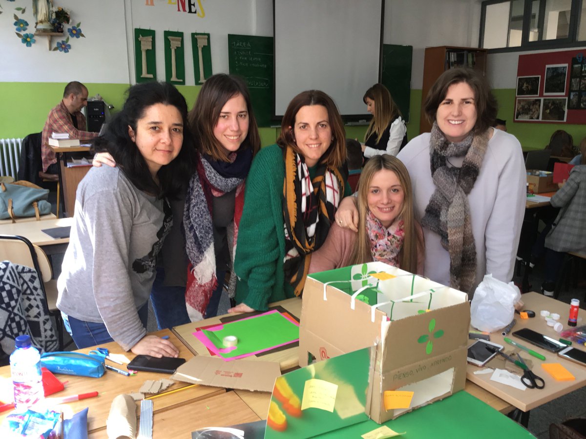 cmp_castro's tweet photo. Las profesoras del grupo de Innovación pedagógica del CMP en el módulo de Nuevos espacios educativos del posgrado #Maecenas @innovacionmec 

De la teoría a la práctica, repensando la escuela como espacio de creatividad, convivencia y aprendizaje.

#pienso #vivo #aprendo https://t.co/z0cGNipF2u
