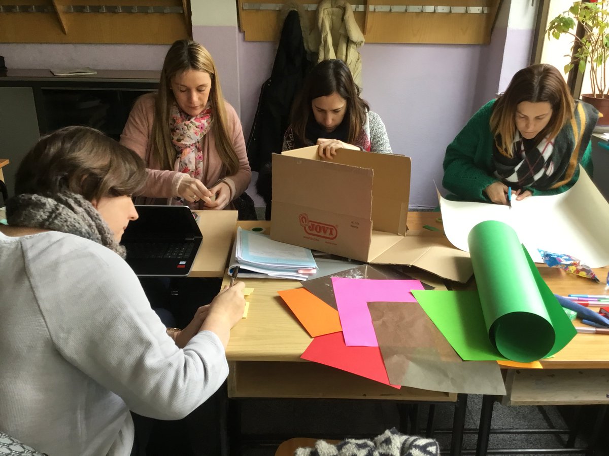 cmp_castro's tweet photo. Las profesoras del grupo de Innovación pedagógica del CMP en el módulo de Nuevos espacios educativos del posgrado #Maecenas @innovacionmec 

De la teoría a la práctica, repensando la escuela como espacio de creatividad, convivencia y aprendizaje.

#pienso #vivo #aprendo https://t.co/z0cGNipF2u