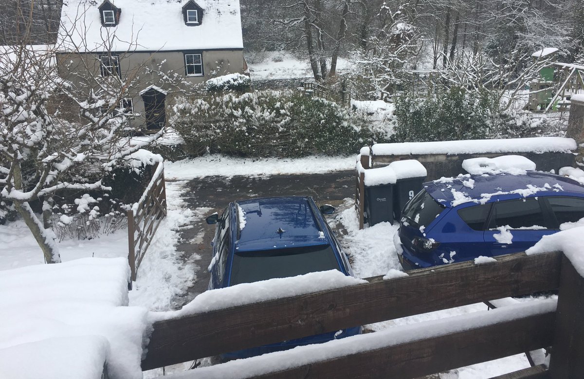 markrhysdavies's tweet image. A big disadvantage of living in the sticks is having to clear and grit the lane by yourself in order to get out 😩😂💪 #VillageProblems #VillageLife #CountryBumpkin