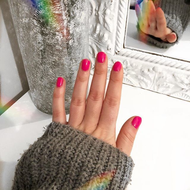 amysowerby's tweet photo. For the first time in my life I donโt care about the snow. Last time the drive home was so scary Iโm scared for life. So hereโs a picture of my new nails #FUsnow #pinknails #shellacnails #shellac https://t.co/lxOK3SWYa5