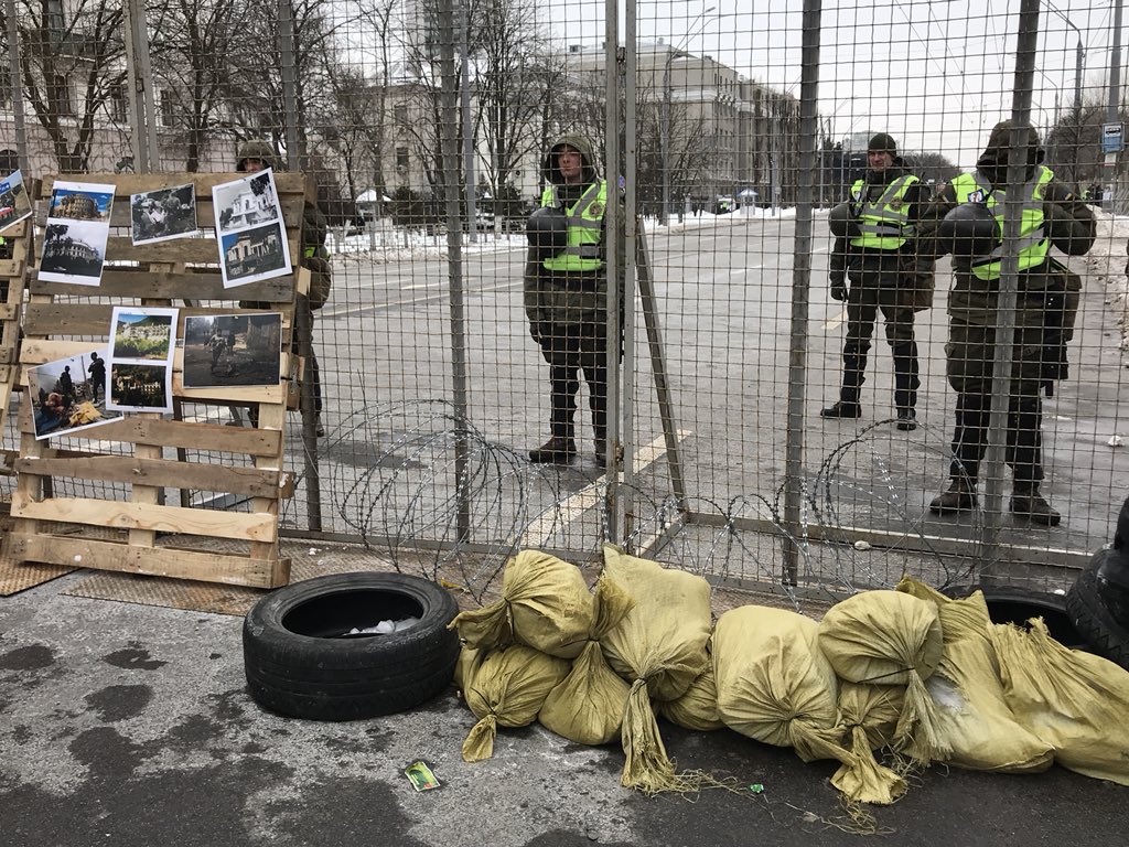 tburnos's tweet photo. В день голосования на президентских выборах в Киеве проходит пикетирование посольства России. Периметр дипломатической миссии России перегорожен антивандальными щитами, подходы к посольству России блокируют несколько сотен представителей националистических молодежных организаций. https://t.co/spSN6TrYmy