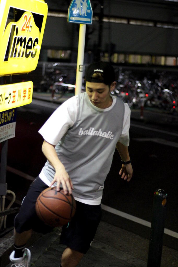 SLAM_Tokyo's tweet photo. ballaholicからシンプルなロゴタンクトップの新色が入荷しております‼︎
1枚出来ても、重ね着しても、インナーとしても◎のタンクトップです！
是非店頭でご覧ください！

#バスケットボール #SLAM玉川学園店 #ballaholic 
https://t.co/4AZ2ubynFM https://t.co/y9dYMHdPiP