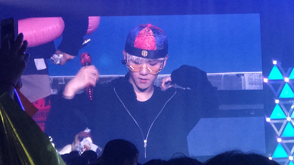 joy083black's tweet photo. ดูสภาพแต่ละคน โอ้ยยย ไม่ให้นักได้ไง #ElyXioninBKK #ElyXioninBKKDay3 https://t.co/31pDbpbiR4