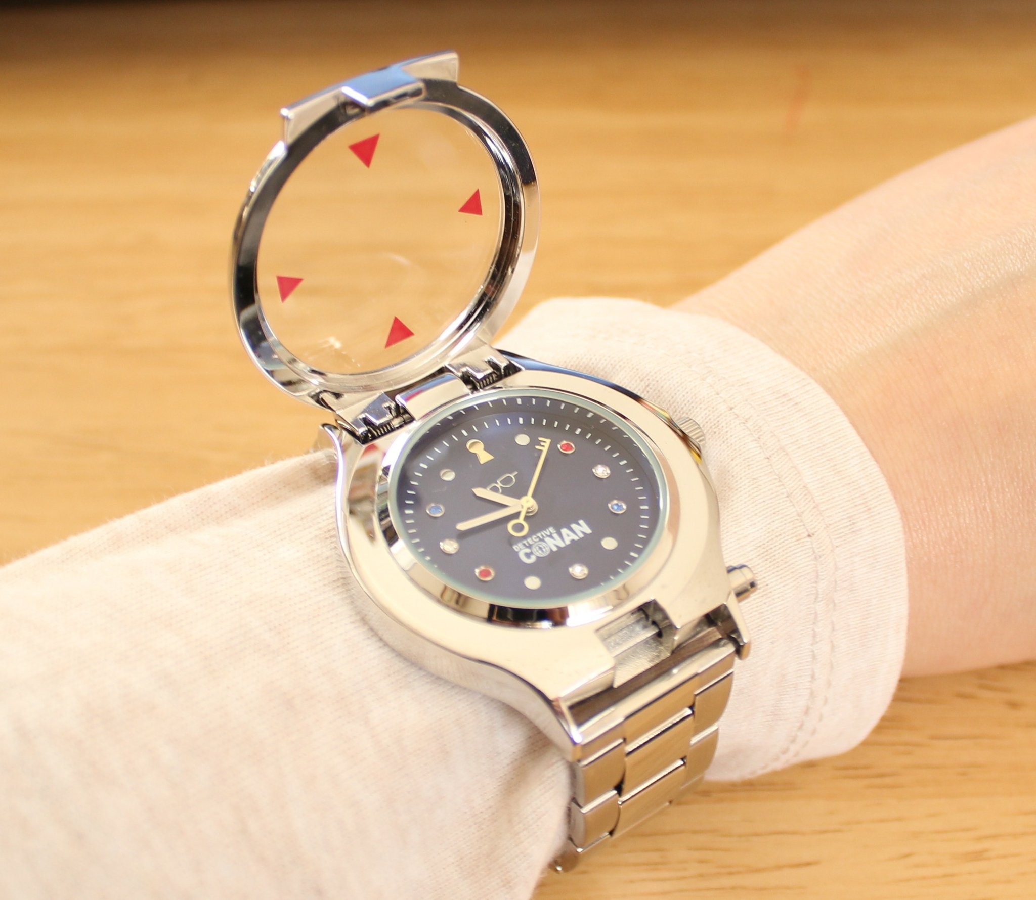 コメガネ Usjのコナンコラボの腕時計型麻酔銃腕時計のバンドの長さ調整したので着けてみたけどこれはテンションあがりますわ T Co Phsharzift Twitter