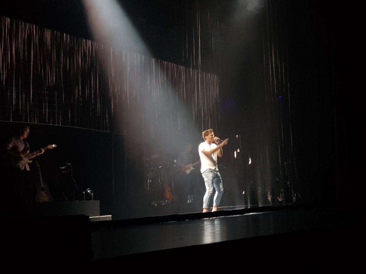 AfrIsGroot's tweet photo. @bobbyvjaarsveld is nou op die verhoog met Net 'n Man en maak die dames se knieë lam soos altyd. Is jy hier en gaan jy jou kaartjies vir #AIG2018 in Pretoria koop op 27 Maart om 10:00 by @Computikcet?
#AIGPta #AIGKaapstad #AIG2017 https://t.co/Uod5tops30