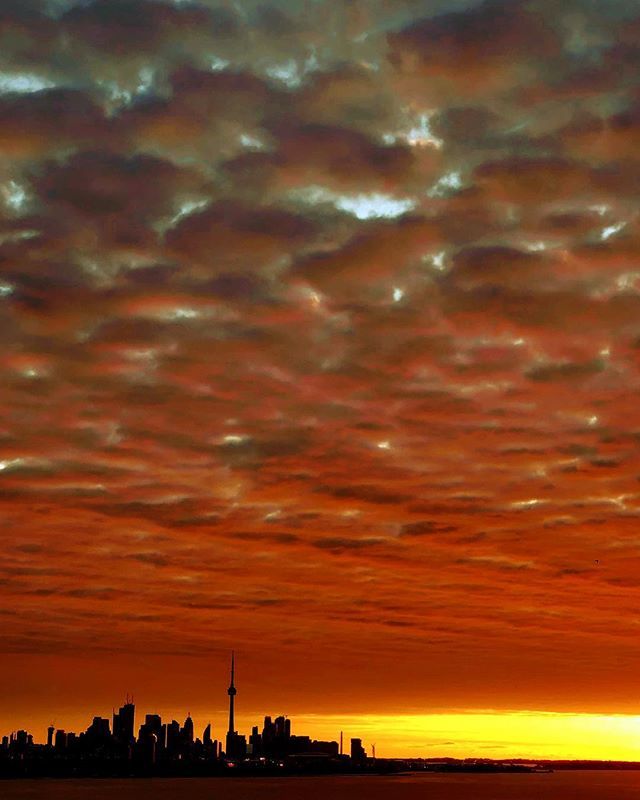 Sunrise today over #Toronto. #skyline #cntower #sunrise #canada #shotoniphone #iphonex #igerstoronto #6ixwalks #toronto_insta #thankyoutoronto #lovetoronto #imagesoftoronto #toptorontophoto #imagesofcanada ift.tt/2DCa1Lu