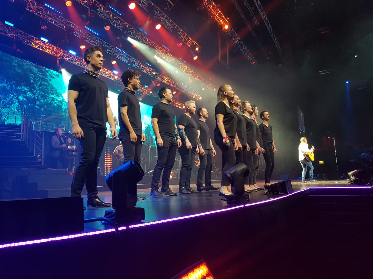 AfrIsGroot's tweet photo. Wat dink julle van die koor, The Vox Collective, saam met @elvisblue op die verhoog met Die Brug? Kaartjieverkope vir #AiGPta2018 open op 27 Maart om 10:00 by @Computicket.
#AIG2017 #AIG2018 #AIGKaapstad https://t.co/qfz9CDVbw0