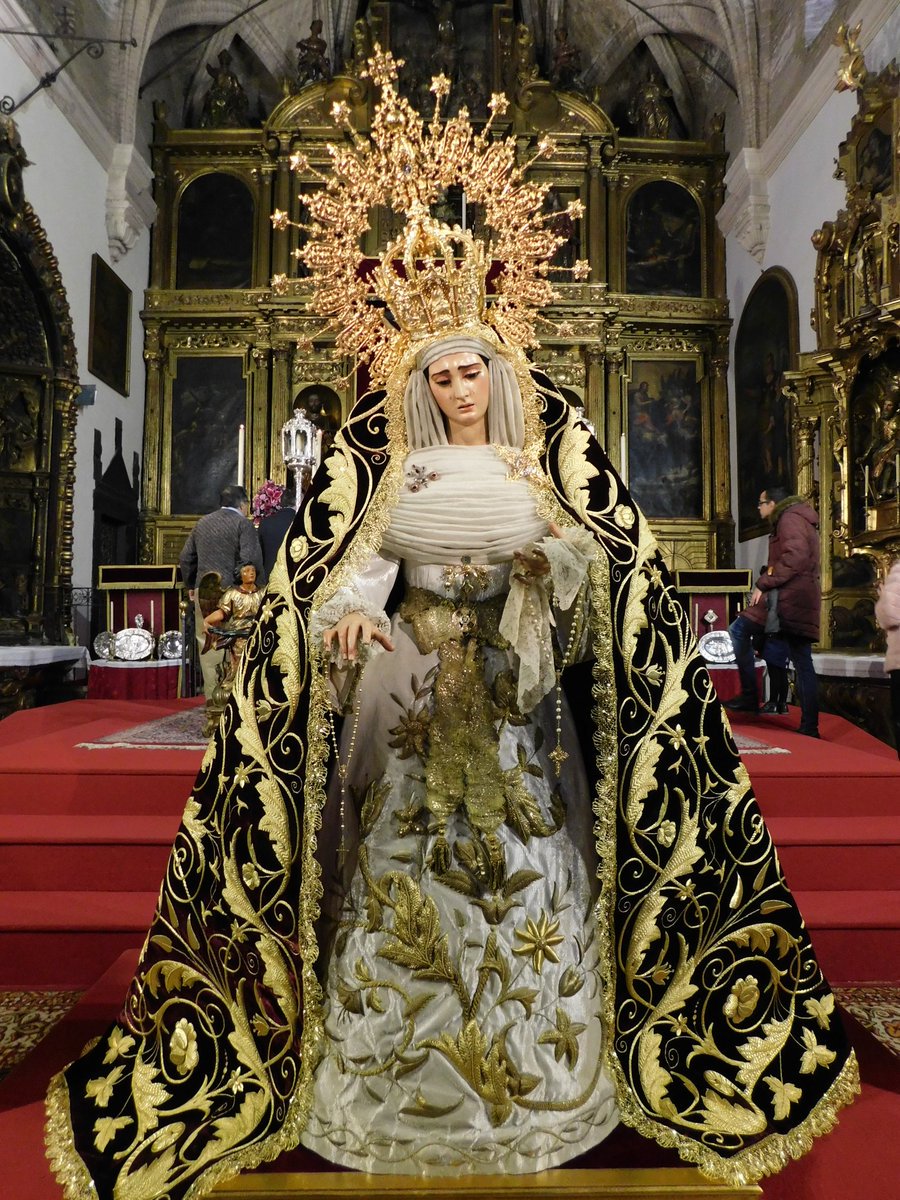 PasionDeSevilla's tweet photo. Besamanos y besapies conjunto en la Lanzada @LanzadaSevilla https://t.co/wwU0Oi4lwU