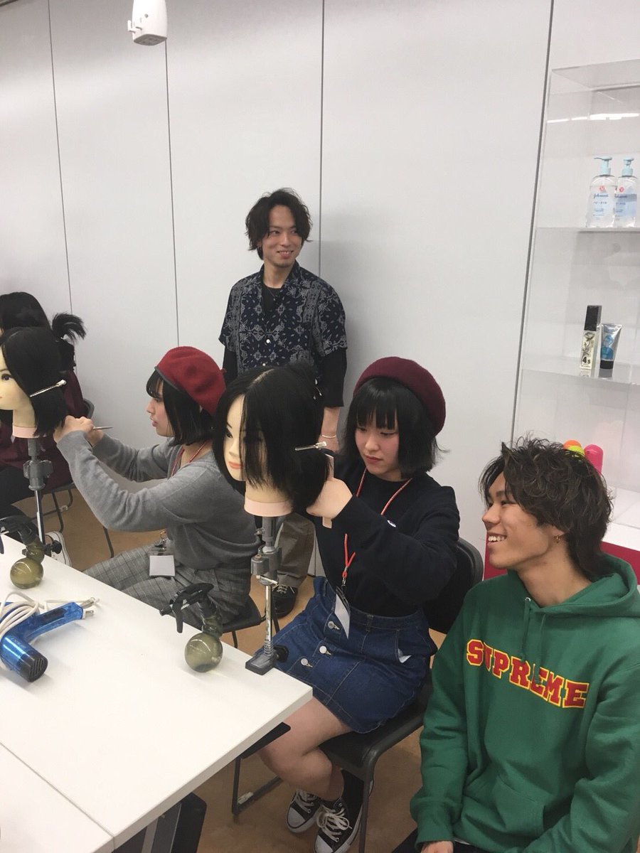 belle_harajuku's tweet photo. 美容師科体験は卒業生スペシャルです‼️
OCEANTOKYO内定
吉川くん、長谷川くんによる
カット体験です✂︎
座談会でも美容師としての大切な気持ちを伝えてくれました😊 https://t.co/1pyaDqvk6w