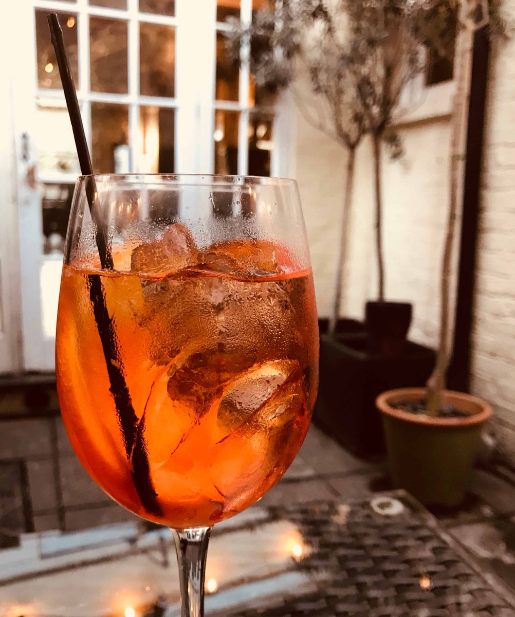 Dreaming of those #summerdays when it is always time for an #sprizymoment #aperolspritz 

#beergarden #springiscoming #aperol #sw6 #parsonsgreen #champagnebar