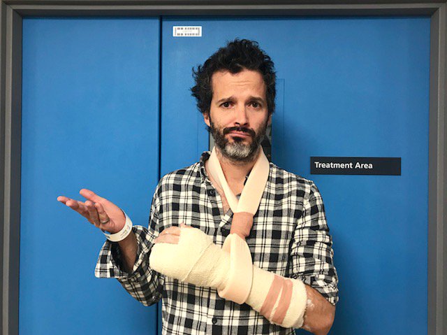 DYkkpKLV4AAqFKs Flight of the Conchords : Tour Postponed After Brett McKenzie Breaks His Hand