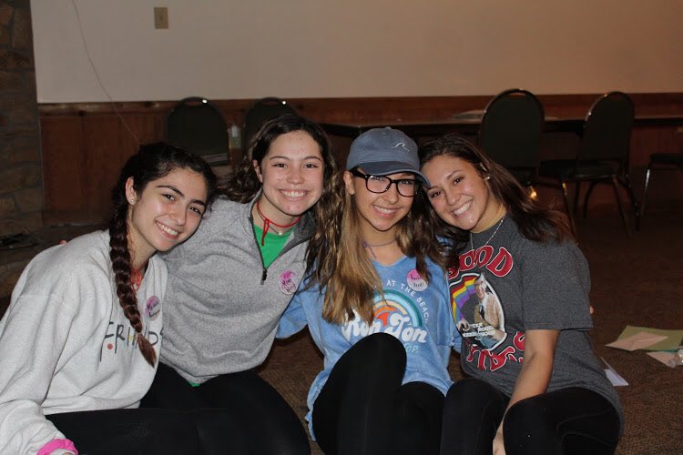 MaddieRyleigh's tweet photo. Love Lasts Longer L^3 🌈💙💜♥️💗💚🧡💛 #peachteam🍑 https://t.co/PYo7MWQw4E