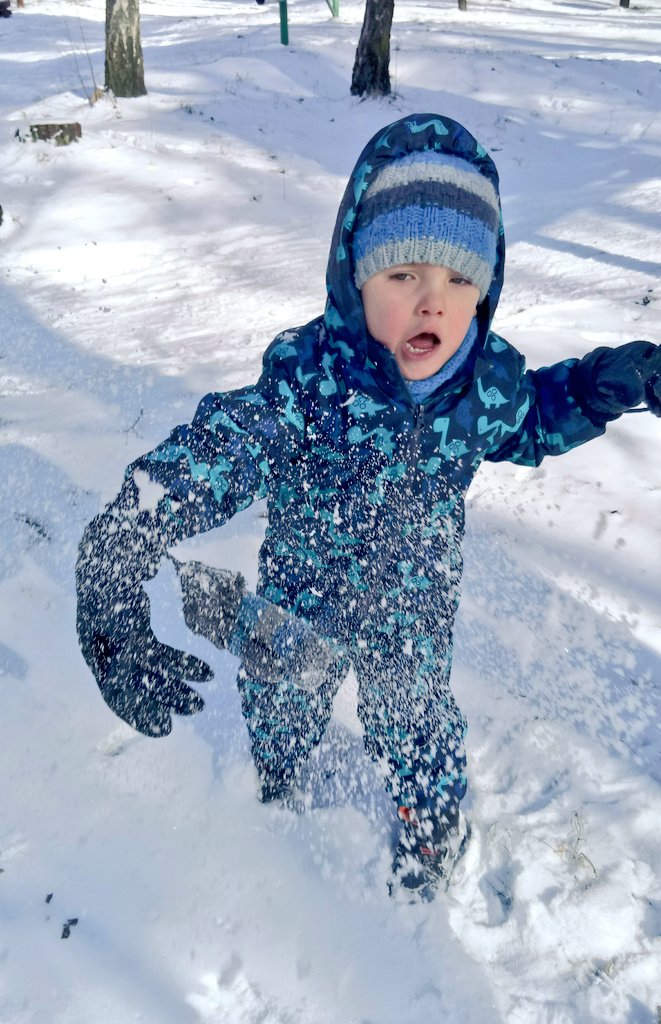 serceKajtka's tweet photo. Jest #extraweekend, czyli jazda na sankach i zabawa śnkeżkami 😀❄⛄🎿🎯💪 W czwartek był kontrolny holter i byłem #sztywnyjakkijgolfowy 💓🔋🏑📵💻 Dzięki @SerceDziecka mam aparat do pomiaru krzepliwości krwi - będę się nim badał po operacji 10.04 w @UK_Muenster 💉☝🔬#INR #RdsK https://t.co/Or58NyA8Nh