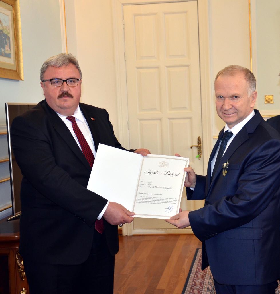 Tekirdağ’da Zeytin Dalı Harekatına destek için süt toplama kampanyası düzenlendi. Kampanya kapsamında üreticilerin bağışladığı sütlerden elde edilen 387.000 Lira Mehmetcik Vakfı hesabına yatırıldı. Tekirdağ Valisi Mehmet CEYLAN   Tevfik KESKİN'e teşekkür belgesini tektim etti.