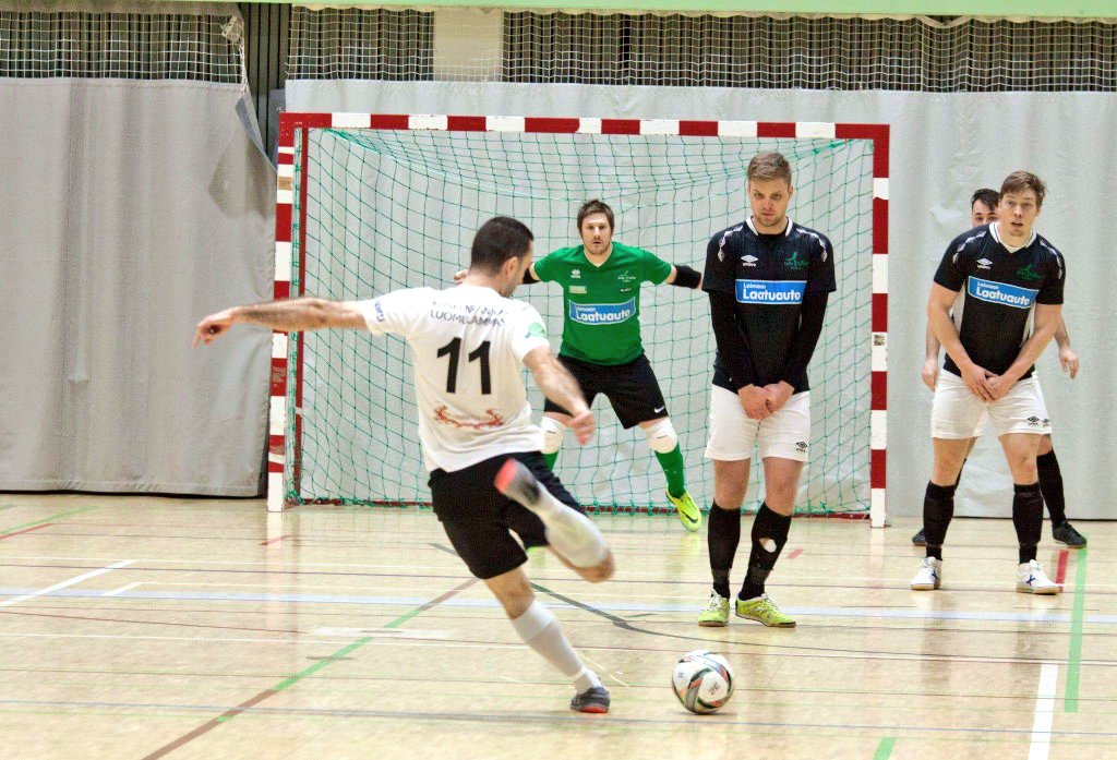 AkaaFutsal's tweet photo. Avausjakso kotijoukkueen hallintaa, tauolle tilanteessa #LeijonaFutsal 4-1 #SoVoFutsal! 🦁
1-0 @PetriG_6 (3.02)
2-0 Tatu Ahonen (4.44)
3-0 Tatu Ahonen (12.38)
4-0 @SoosiJussila 10m (18.11)
4-1 Arber Istrefi 6m (19.37)
#FutsalFi #Akaa #elämäonleiffiä https://t.co/1X56q0NzC1