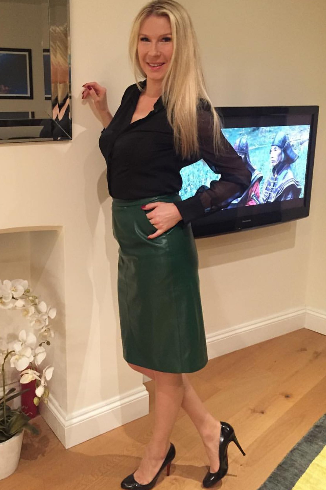 Ladies in Leather on Twitter: "#LeatherSkirt #GreenLeather #LoveLeather
