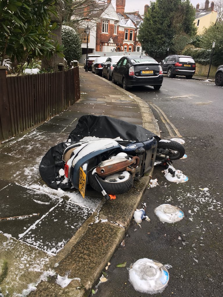 OliverCooper's tweet photo. The bolt in this parking bay means nobody’s using this moped for muggings. Even when it’s knocked over - deliberately or otherwise - the bike lock stays firm. @StephensLStark is exactly right: Camden needs more of them! #Hampstead https://t.co/yfBnFzoRJU