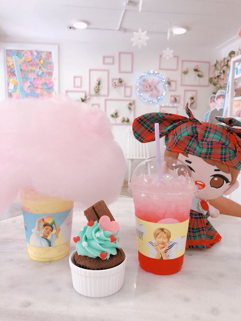 0323thStation's tweet photo. 💕สำหรับอีเว้นท์ที่ครอบแก้วกาแฟ💕
#DearMarchBoyRenjun
#HappyRenjunDay
23 มีนาคมนี้
ㅡ
โลเคชั่นในกทม. ได้แก่
✨ร้าน @so_kcafe 
เงื่อนไขในการรับ : สั่งเครื่องดื่มร้อนหรือเย็น พร้อมกับแจ้งพนง.ที่เคาท์เตอร์ว่า ต้องการที่ครอบแก้วน้องเหรินจวิ้นได้เลยนะคะ😊

#RENJUN #런쥔 #0323THStation https://t.co/jpXIts0ia8