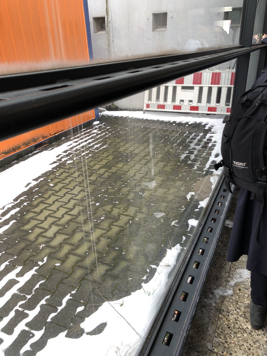 oermen's tweet photo. @Lufthansa_DE we are trapped in a very cold gangway around gate a21. Next to D-AIPR. Please let us out of here! https://t.co/3jWIhHDGhg