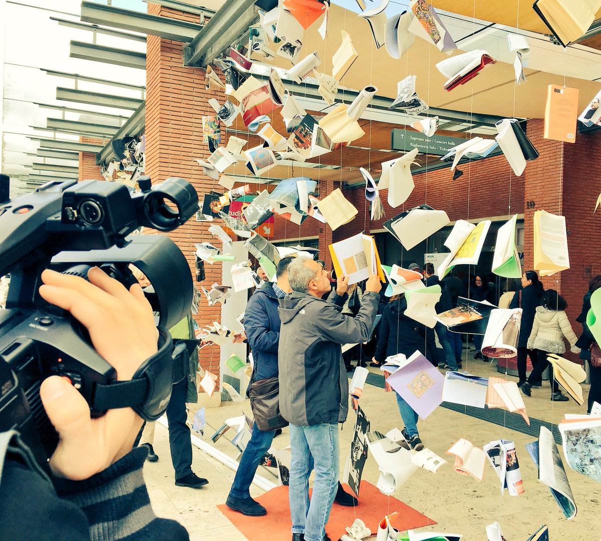 Pagine al vento, righe, libri e sì, felicità. <a href="/libricome/">Libri Come</a> <a href="/AuditoriumPdM/">Auditorium PdM</a> #LibriCome #ILoveAuditorium