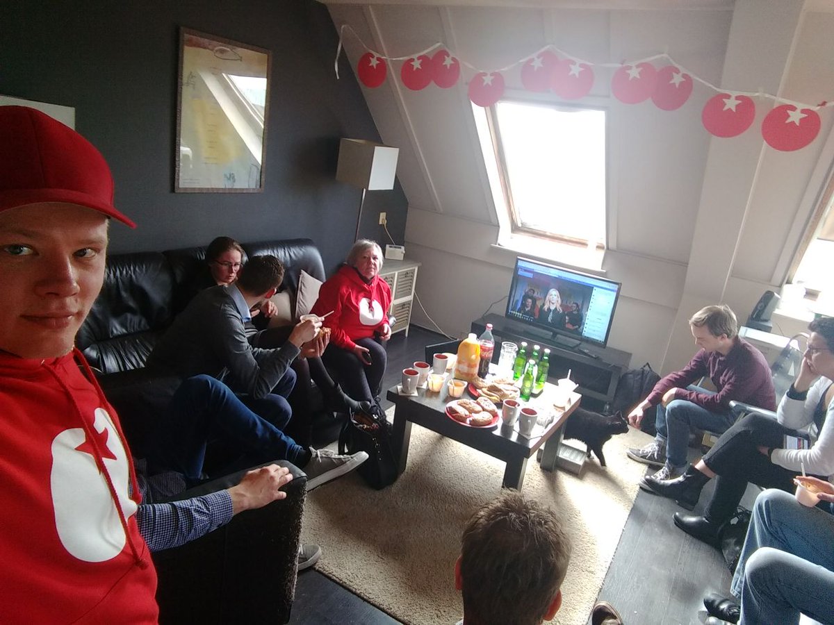 MeyerRon's tweet photo. Van poppodia tot huiskamers. @MarijnissenL spreekt met duizenden politieagenten, thuiszorgers, buurtbewoners en anderen in het hele land. #altijdindebuurt #VoorElkaar #stemSP https://t.co/s61qDXloyr