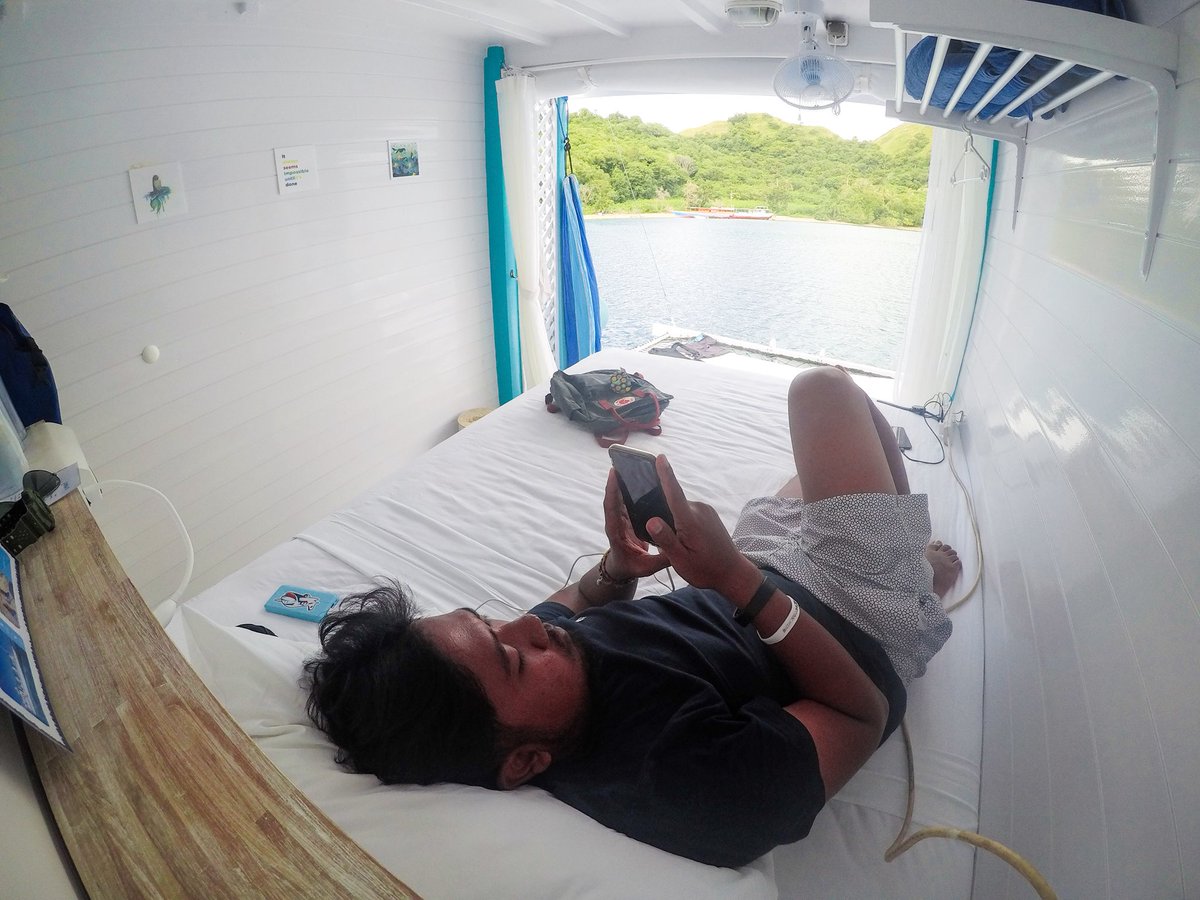 qayyumsunawan's tweet photo. Since Ramai yang tanya stay kt mana “hotel atas boat tu” korg bole try stay dekat le-pirate boatel labuan bajo, 120myr/night siap shuttle &amp; breakfast #bpflores #bplabuanbajo https://t.co/4PdkfJWSgZ