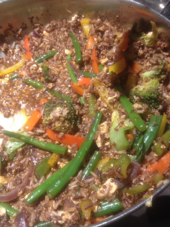 ScaredFitless's tweet photo. Big dinner cooked up tonight - #Thai Fried #Quinoa &amp; Rice.
Ingredients:
#Tofu, Quinoa, Rice, 3 x #Capsicum, #Broccoli, Green Beans, Red Onion, Soy Sauce, Massaman Paste.

Lots of lovely #Protein, #Calcium, #Iron, #Magnesium, #Fibre &amp; B-Vitamins 
#Vegan #FoodPorn #DairyFree https://t.co/VCPk1bbSqw