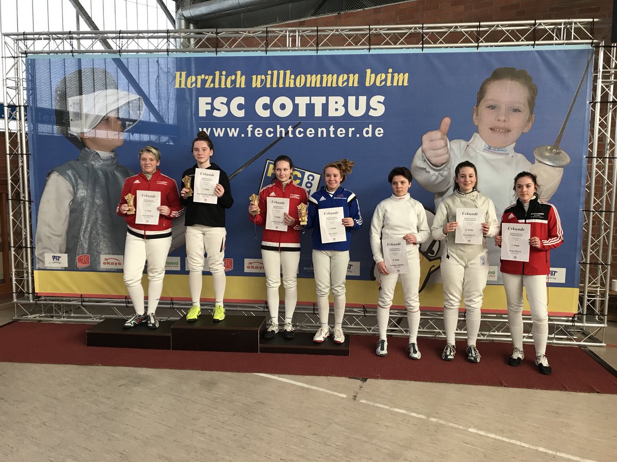 Fechtcenter's tweet photo. Bei den U17 Landesmeisterschaften ging in eigener Halle der Landesmeistertitel im Damenflorett an Angelina-Noelle Krause. Mit Nina Reich konnte sich eine weitere Cottbuserin auf das Podest fechten und sich über Bronze freuen. Zoe Albrecht wurde Sechste. Herzlichen Glückwunsch! https://t.co/m7mQwSJd9H
