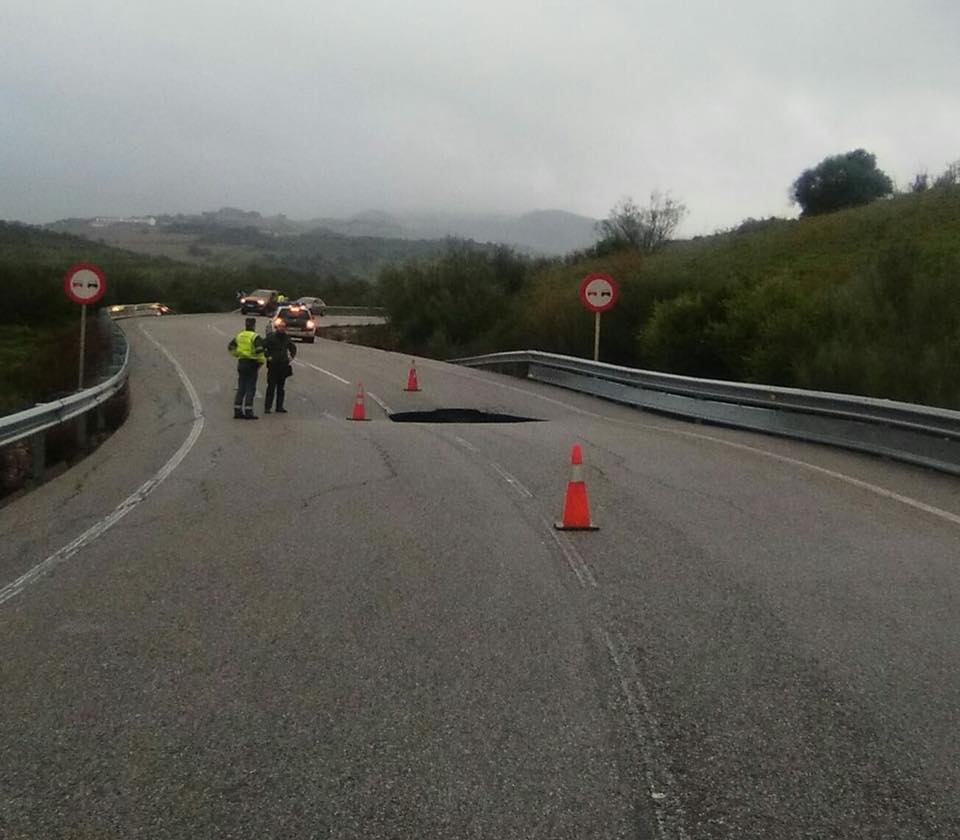 Alejandroarriat's tweet photo. Los problemillas de los que habla el gobierno andaluz cuando vecin@s llevan sus reivindicaciones al parlamento, !Carreteras dignas Ya¡ https://t.co/8YjEEOhiAl