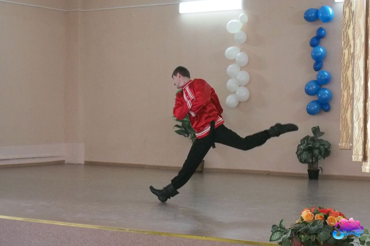 Муниципальный хореографический ансамбль "Зоренька" представил концертную программу для жителей микрорайонов в школах 50, 52, 31