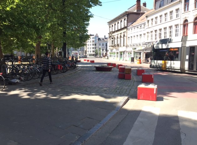 Circulatieplan in Gent scoort goed, Maar zullen we nu eindelijk de esthetische verloedering die er mee gepaard gaat uitwissen? Weg met de lelijke potten en legobokken en vervang ze door fraaie alternatieven die ook de veiligheid dienen.