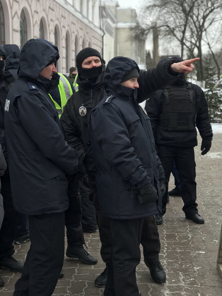 tburnos's tweet photo. День голосования на российских президентских выборах в Киеве. Подходы к посольству России блокируют представители националистических молодежных организаций. По данным украинской полиции, в Киеве на дежурство заступили усиленные наряды правоохранителей и Нацгвардии. https://t.co/tN16rJmXiV