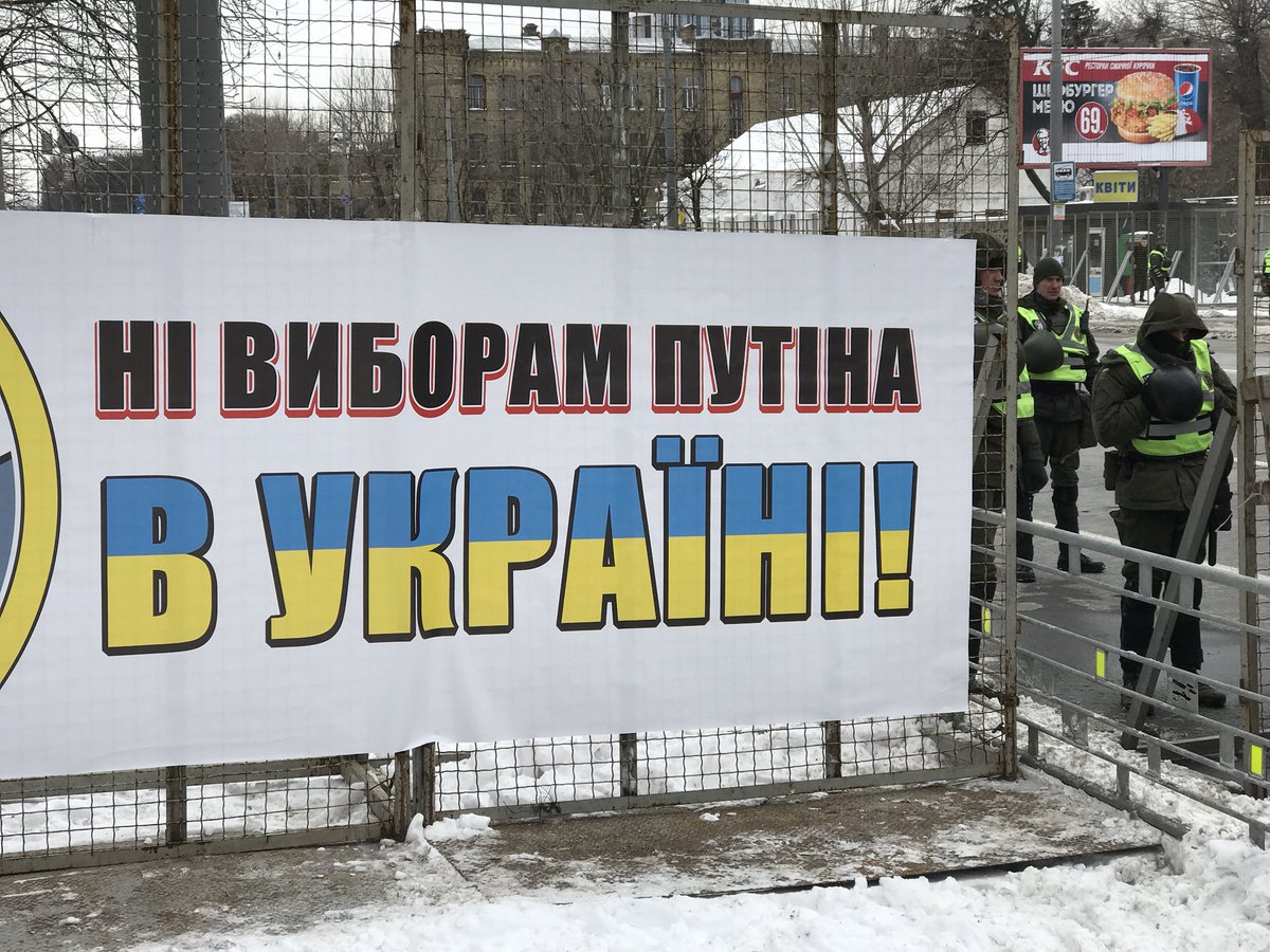tburnos's tweet photo. День голосования на российских президентских выборах в Киеве. Подходы к посольству России блокируют представители националистических молодежных организаций. По данным украинской полиции, в Киеве на дежурство заступили усиленные наряды правоохранителей и Нацгвардии. https://t.co/tN16rJmXiV