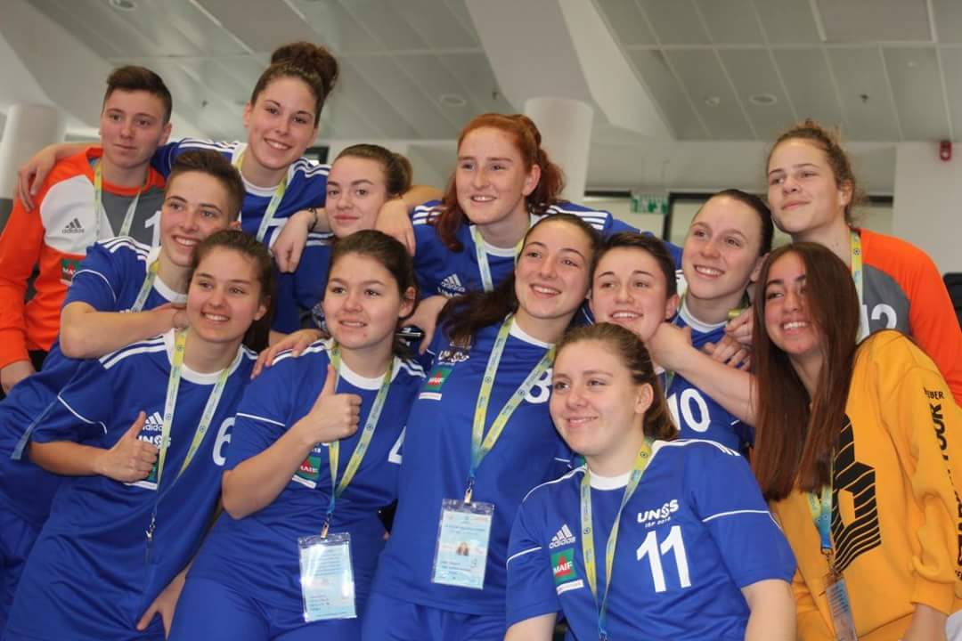 LBFoff's tweet photo. [SCOLAIRES] - Mondial Futsal @unss
Les filles 🇫🇷 en demi-finales 👏👏
Victoire contre Taïwan 3-1 dans leur dernier match de poule💪💪
Elles joueront demain le 🇧🇷 pour une place en finale 🤞🤞 https://t.co/6pwDRLVm7i