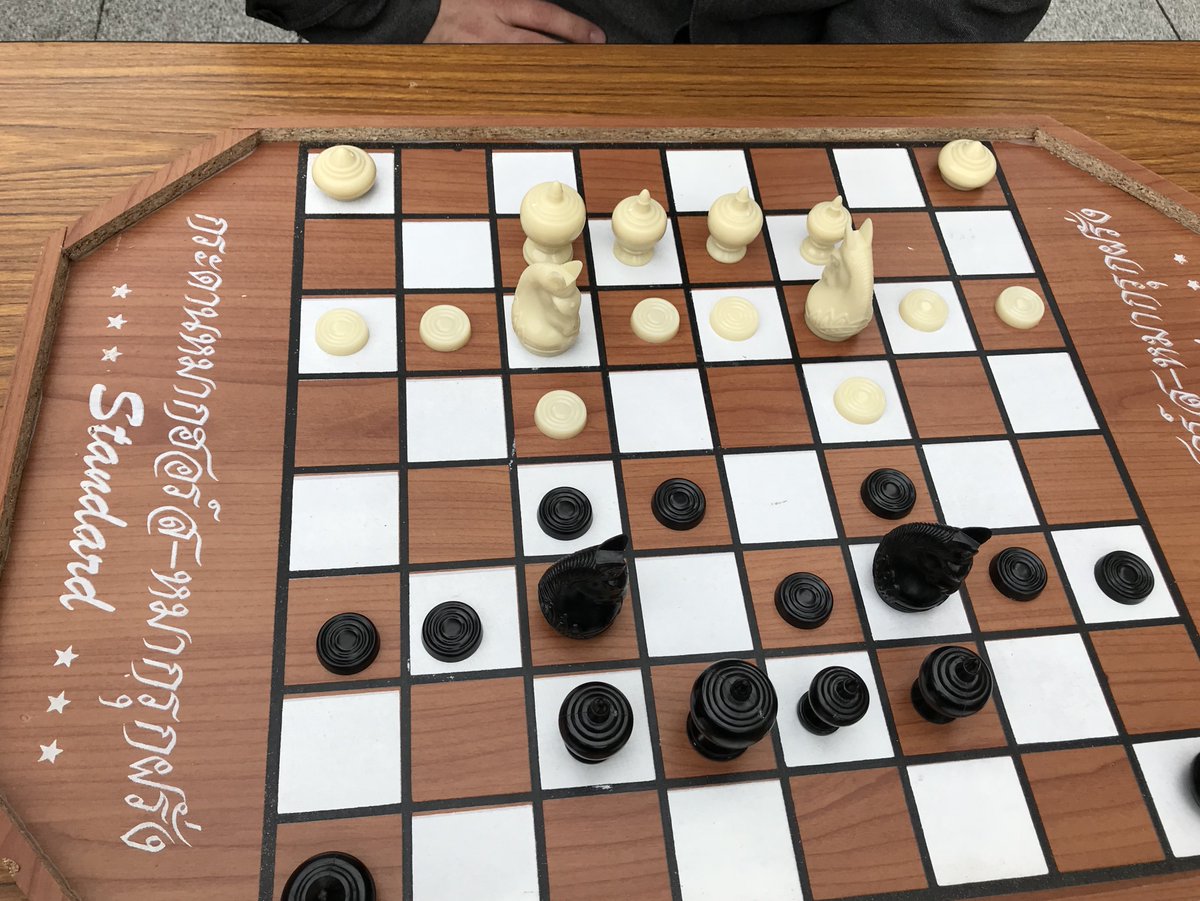 棚瀬 Tanase Yasushi Pa Twitter 世界の将棋まつりで四一郎先生にタイ将棋マークルックのルール を教わって序盤だけ指してきた 要はチェスのクイーンをどうぶつしょうぎのゾウに ビショップを銀に変えた上 ポーンの昇格がゾウという 圧倒的に駒を弱体化した チェス